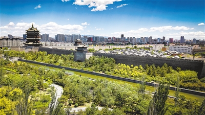 盛夏时节，大同蓝天澄澈、白云悠悠，一幅驱散暑意的清凉画卷跃然眼前。韩堃摄