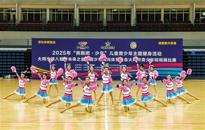 图为全市青少年啦啦操比赛现场。戎禹仁摄