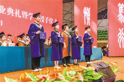 图为校领导与毕业生代表合影。韩堃摄 图为校领导与毕业生代表合影。韩堃摄
