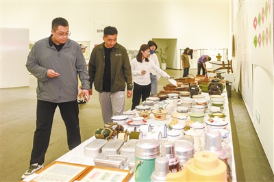 图为展览现场,观展者认真欣赏展品。韩堃摄 图为展览现场,观展者认真欣赏展品。韩堃摄