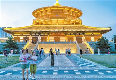 位于南环路的北魏明堂遗址公园，因其丰富的历史文化资源和宜人的自然环境，吸引了众多市民前来休闲，也为家长和孩子们提供了亲子互动的场所。资料照片