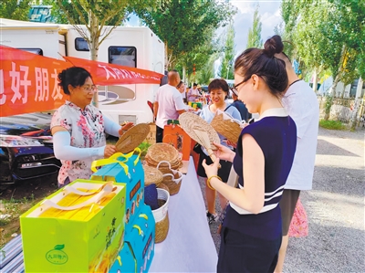 图为在云冈国际露营地,游客在“大同好粮”摊位前品尝、购买特色农产品。宋芳摄 图为在云冈国际露营地,游客在“大同好粮”摊位前品尝、购买特色农产品。宋芳摄