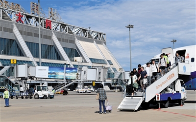 图为俄罗斯北方之星航空Y7535航班首航乘客落地大同走下飞机。李冬宾摄