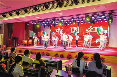 图为在市特教学校“同美”校园文化艺术节上表演的舞蹈《中国红》。韩堃摄