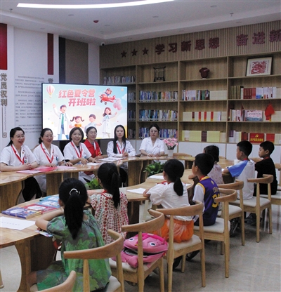 市一医院为职工子女推出暑期红色夏令营活动,让医护人员更加专注于本职工作。高燕摄 市一医院为职工子女推出暑期红色夏令营活动,让医护人员更加专注于本职工作。高燕摄