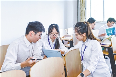 图为参赛选手正在进行答辩前准备。韩堃摄
