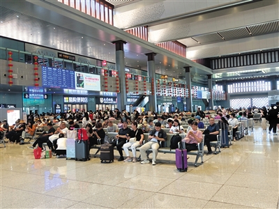 大同南站旅客正在候车。贾晓龙摄 大同南站旅客正在候车。贾晓龙摄