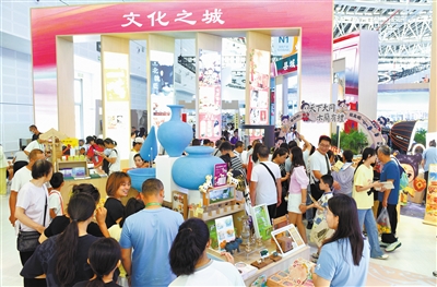 8月25日，历时5天的第七届山西文博会圆满落幕。展会期间，大同展厅以独特的文化魅力吸引众多参观者打卡。图为展会期间展厅人头攒动，沉浸式感受古都大同魅力。韩堃摄