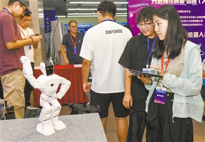 图为机器人在操作员的操控下做出各种动作。