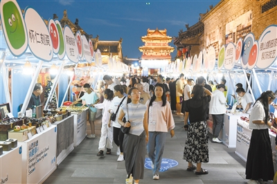 图为游客、市民在非遗手工艺品区域感受非遗魅力。于宏摄