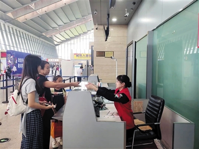 机场工作人员热情为旅客提供服务。贾晓龙摄