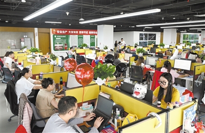 图为京东物流（大同）客服中心职场。张燕伟摄