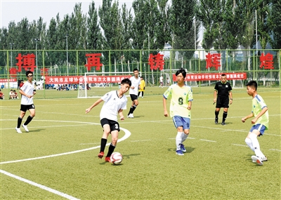 图为足球小将在绿茵场上奋力拼搏。戎禹仁摄