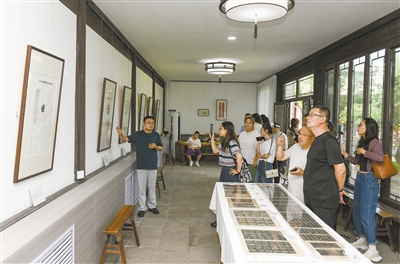图为市民、游客参观古代金石传拓展览。戎禹仁摄