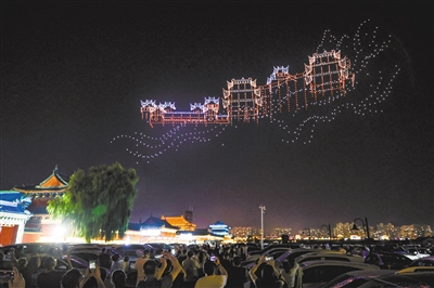 8月13日晚，大同古城代王府景区上空被一场璀璨的无人机表演点亮。韩堃摄