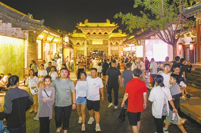 随着我市文旅融合的深入推进，夜游古城已成为游客体验大同文化魅力的重要一环。夜幕降临，大同古城化身璀璨画卷，东南邑、鼓楼东西街等街区灯火辉煌，吸引着来自五湖四海的游客打卡。资料照片