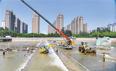 图为御河蓄水区清淤作业现场。苑捷摄