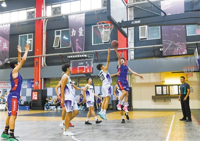 图为全市第八届“未来之星”青少年阳光体育大会篮球赛U17组常青中学队对阵奥威体育队比赛现场。戎禹仁摄