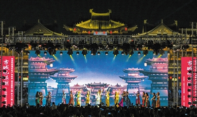 翩跹的霓裳舞步点燃古城夜色，铿锵的晋北民歌响彻云霄。盛夏的大同古城华严广场，灯火璀璨，人潮涌动，游客、市民共聚千年古刹前，感受历史文化名城焕发的青春活力。资料照片