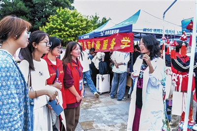 图为山西大同大学中医药健康服务学院用香囊迎接新同学。韩堃摄