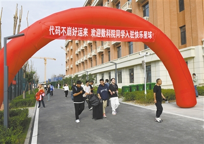 图为大同数据科技职业学院首批2025级新生昨日报到。戎禹仁摄