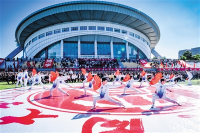 图为山西大同大学体育学院武术队表演《武耀平城扇舞龙吟》。韩堃摄