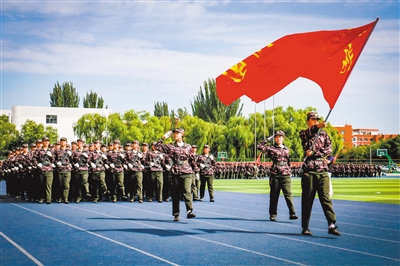 图为各班方队依次走过主席台。韩堃摄
