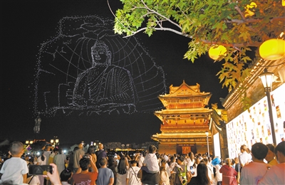 今年暑期，大同古城游人如织，8月中下旬，连续十余天，在代王府上空，5000架无人机以璀璨星空为幕，将古都厚重历史与现代科技完美融合，绘就出一幅幅璀璨画卷，刷新夜游新高度，展现如梦如幻魅力。张燕伟 于宏摄
