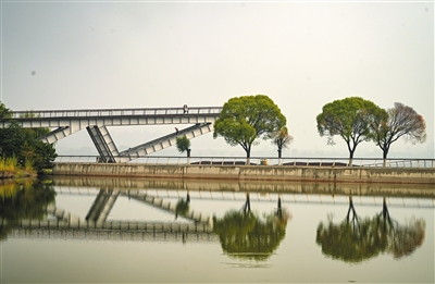 一场秋雨过后，我市昨日清晨薄雾缭绕。文瀛湖景区内，水汽弥漫，湖面朦胧。远山、树木半掩雾中，湖畔建筑若隐若现，整幅画面素净淡雅，尽显秋日清冷韵味。张燕伟摄