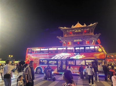 公交双层观光巴士在鼓楼候客上车。图片由市公交公司提供
