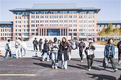 图为就读大同大学北校区的大学生走在校园。韩堃摄