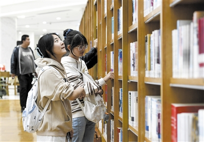 10月6日，在市图书馆，前来借书、看书的市民和游客络绎不绝。于宏摄