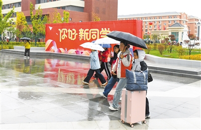 图为学生志愿者为新生和家长提供服务。戎禹仁摄