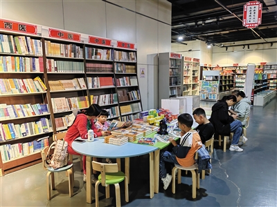 众多市民带着孩子在新华书店和阳书店阅读，以书香浸润美好假日。张志忠摄