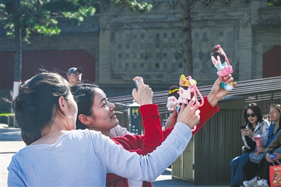 今年国庆中秋假期，我市诸多文创产品受到游客喜爱。张燕伟摄