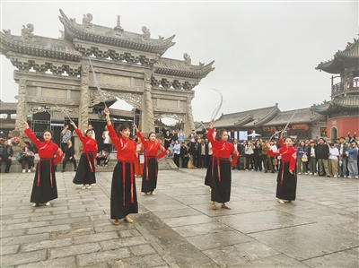大同古城纯阳宫广场的快闪舞蹈表演。崔莉英摄