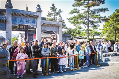 10月2日，“家国同庆文脉传承”2025国庆中秋府文庙系列文化活动吸引众多市民、游客驻足观看。韩堃摄