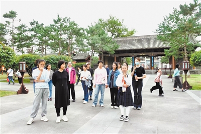 ③“小讲解员”为游客讲解大同府文庙历史。韩堃摄
