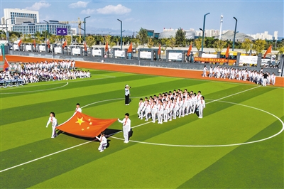 图为市实验小学举行的行进间队列歌咏比赛。韩堃摄