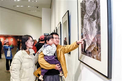 图为正在观展的市民及摄影爱好者。韩堃摄