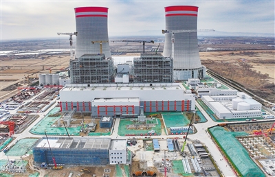 国电电力湖东电厂，两座高达210米的巨型间冷塔巍然矗立。张占兵摄