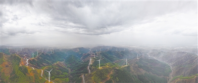 云中大地上，一座座银白色的风力发电机迎风飞旋，将风能转换成源源不断的电流。张占兵摄