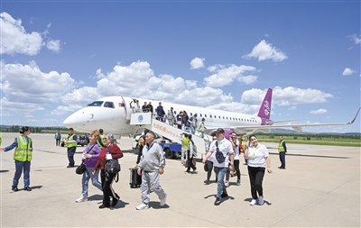 6月3日，蒙古匈奴航空MR855航班降落大同云冈国际机场，标志着山西省境内首条直飞乌兰巴托的国际航线正式通航。该航线的开通成为大同构建内陆对外开放新高地的重要助力。张燕伟摄（资料照片）