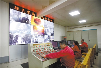 图为该公司工作人员正通过智能控制系统实时监控生产流程。韩堃摄