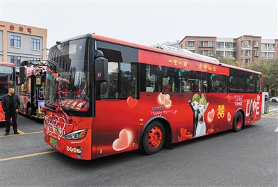 图为婚礼主题公交车。戎禹仁摄
