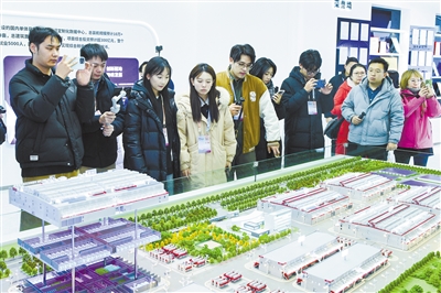 图为主播们参观中联绿色大数据产业基地展厅。韩堃摄 图为主播们参观中联绿色大数据产业基地展厅。韩堃摄