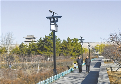 图为大同古城南城墙护城河外围沿河路新安装的中式仿古太阳能路灯。戎禹仁摄