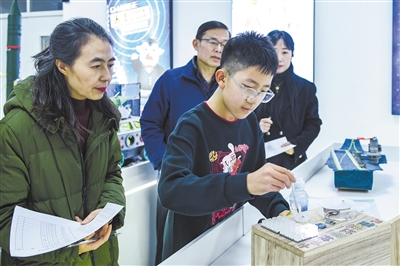 图为参赛选手现场讲解演示参赛作品。韩堃摄