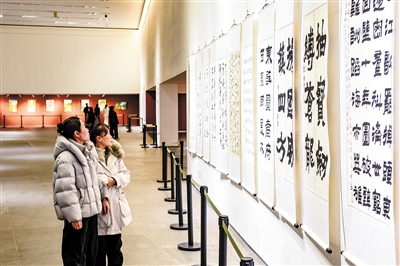 图为市民、游客在市美术馆欣赏书画作品。韩堃摄