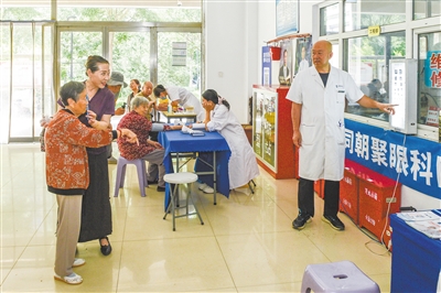 我市下拨专项补助资金，全面实施基层医疗服务与保障能力提升项目，扎实推进“优质服务基层行”和次中心建设工作。图为平城区开源街道民嘉社区联合辖区卫生服务站为65岁以上老人进行免费体检。资料照片